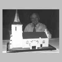 073-1000 Herr Sahm mit seinem Modell der Petersdorfer Kirche.jpg